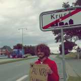 Giovanni mentre fa l'autostop a Krusa, villaggio danese al confine con la Germania
